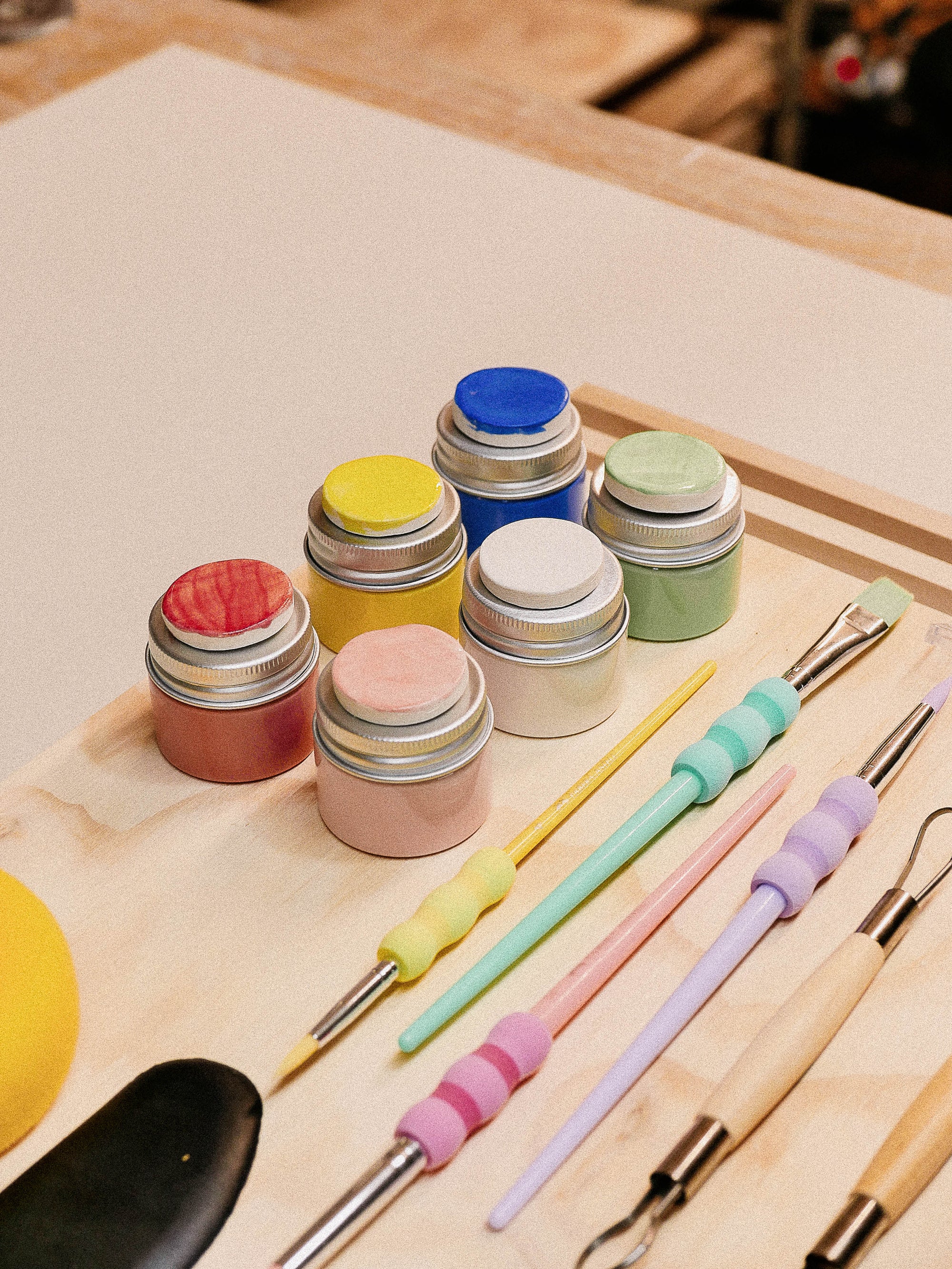 KIT COMPLETO MODELADO Y PINTURA EN CERÁMICA - jeje.things