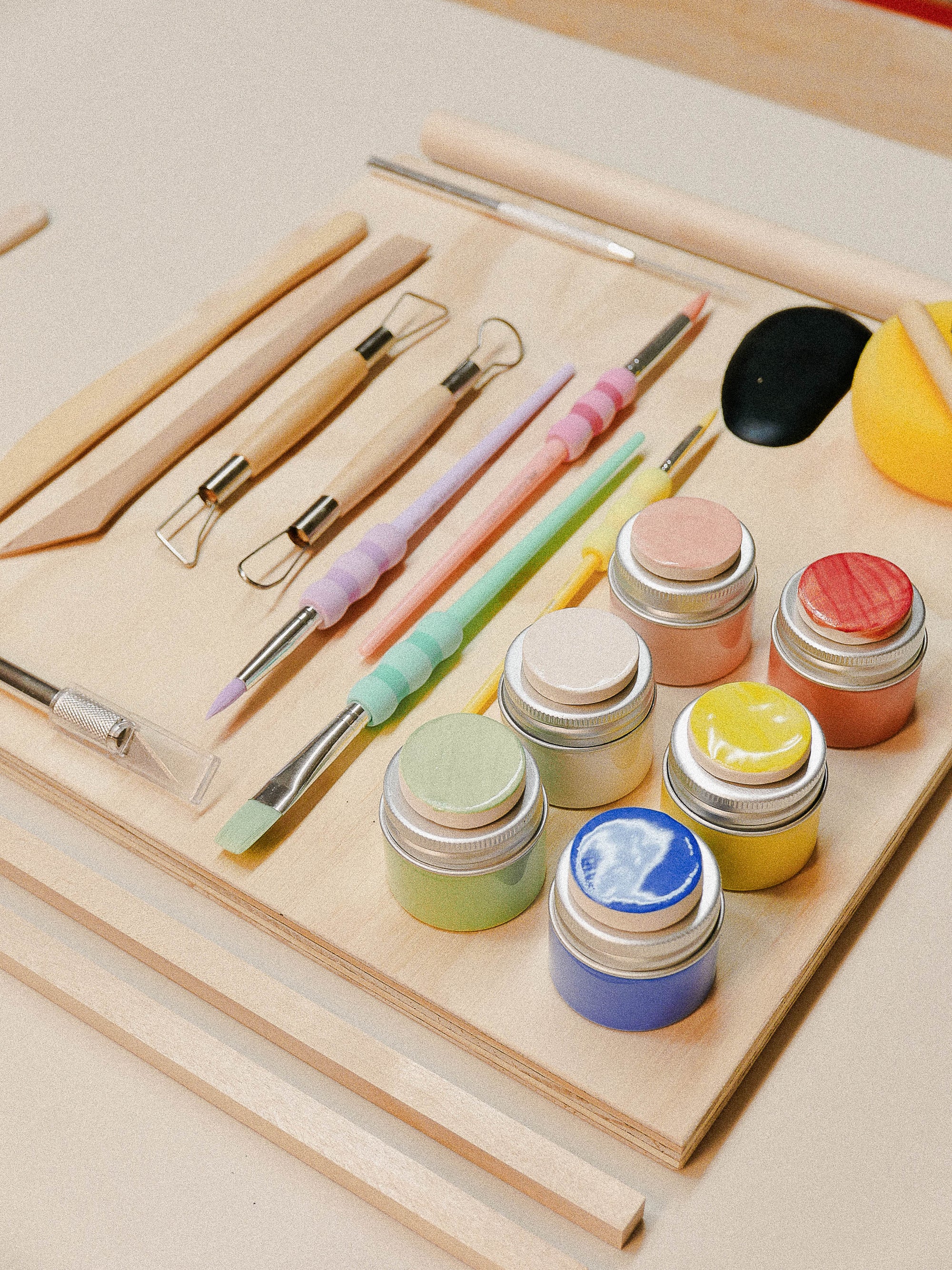 KIT COMPLETO MODELADO Y PINTURA EN CERÁMICA - jeje.things